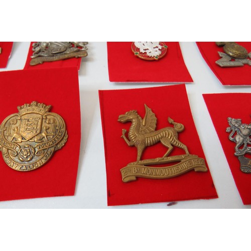 8 - 18 Military Infantry Cap badges to inc 
Lincolnshire 
The Kings Own
Manu Forti