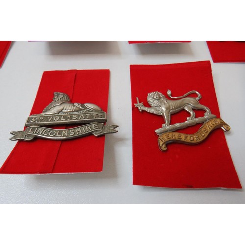 8 - 18 Military Infantry Cap badges to inc 
Lincolnshire 
The Kings Own
Manu Forti