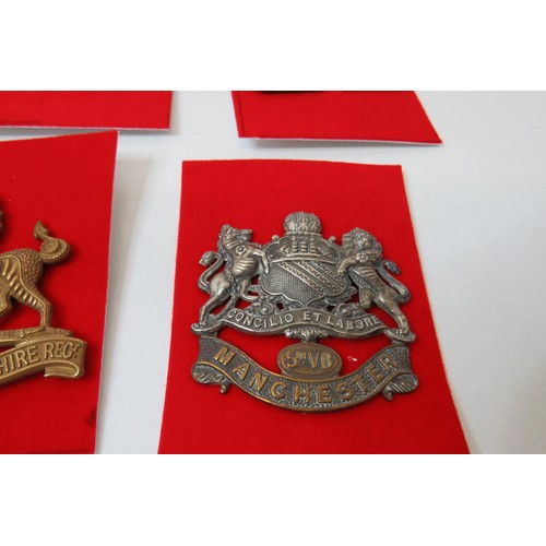 8 - 18 Military Infantry Cap badges to inc 
Lincolnshire 
The Kings Own
Manu Forti