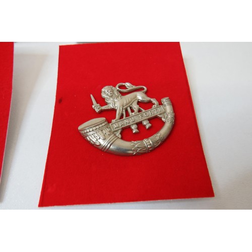 8 - 18 Military Infantry Cap badges to inc 
Lincolnshire 
The Kings Own
Manu Forti