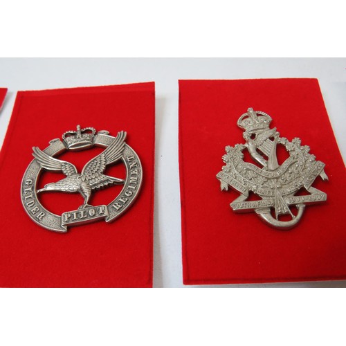 20 - 18 Military   badges to inc 
Second Life Guards 
Royal horse Guards 
First Life Guards