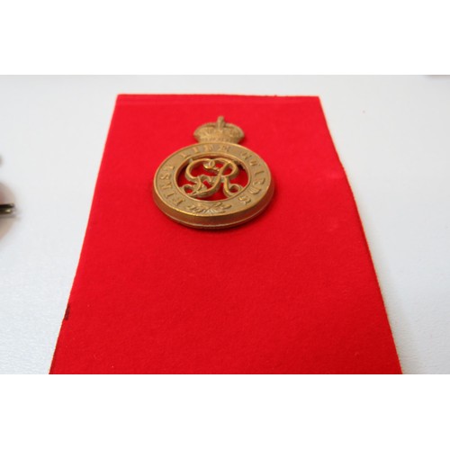 20 - 18 Military   badges to inc 
Second Life Guards 
Royal horse Guards 
First Life Guards