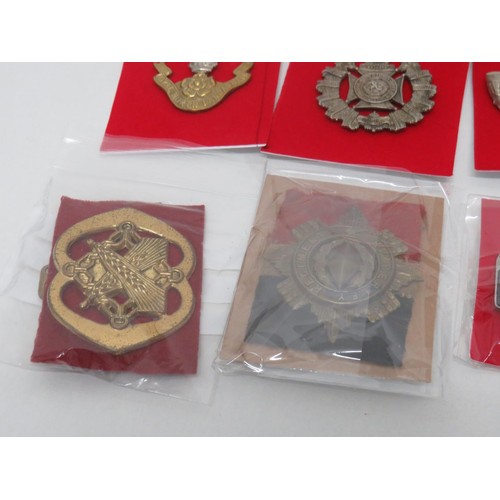 52 - 18 Military Regiment/Cap Badges to Inc 
Rocky Mointain Rangers
X1
Kimberley Regiment