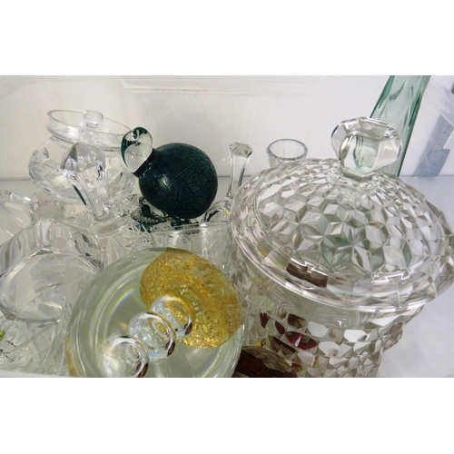 138 - Mixed lot of glassware to include bohemia crystal, coloured glass etc