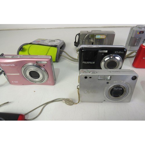 159 - Fifteen assorted digital camera's.