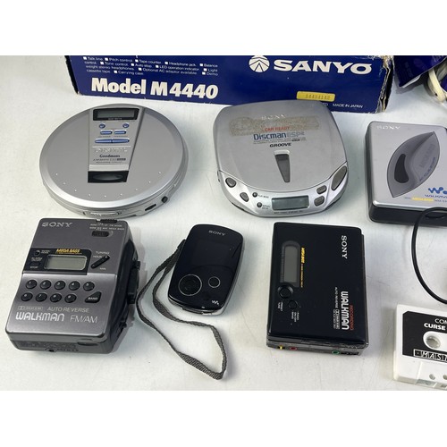 303 - Mixed lot of walkmans