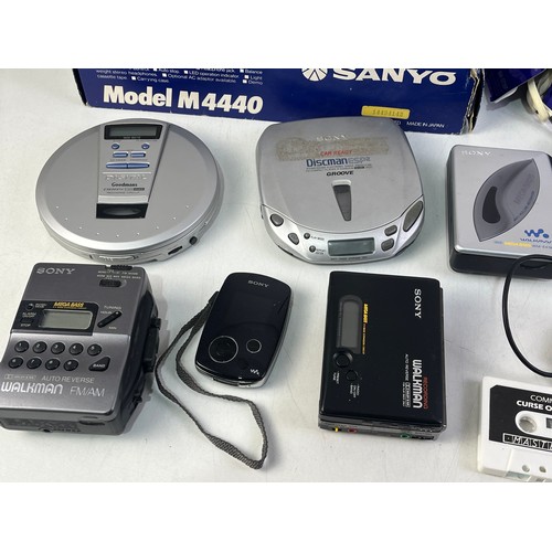 303 - Mixed lot of walkmans