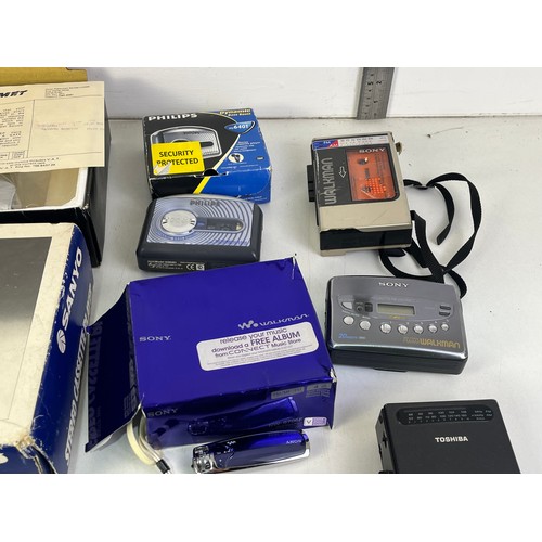 303 - Mixed lot of walkmans