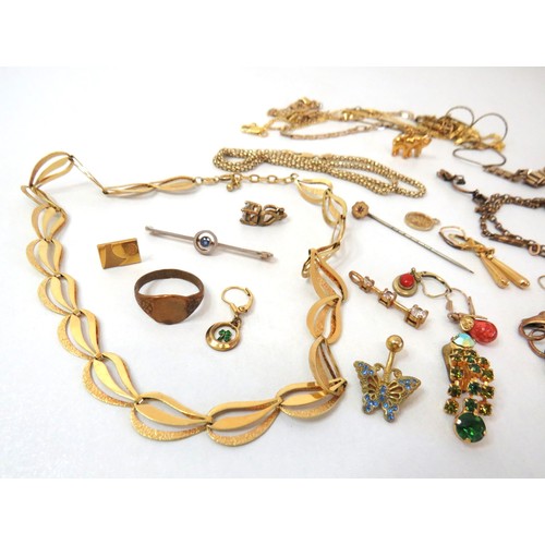 220 - Gold Tone jewellery to include bracelets, necklaces, earrings, brooches etc.