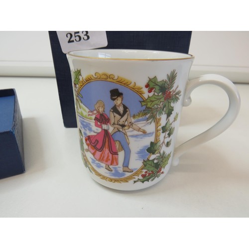 253 - Royal Worcester Christmas 1982 mug - boxed.