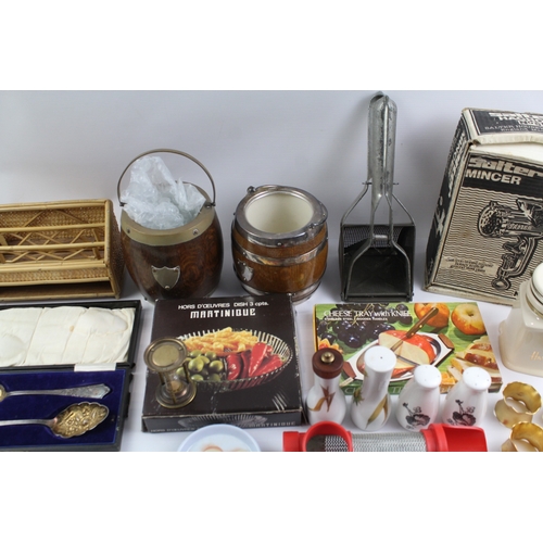 570 - Kitchenalia Assorted Vintage Modern Items Accessories Inc Ceramics Joblot