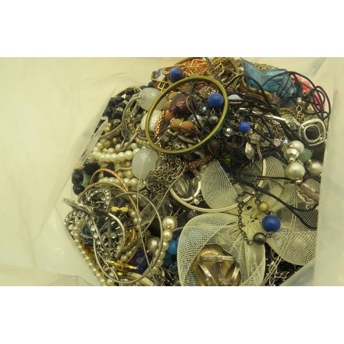 255 - 10kg bag of costume jewellery.