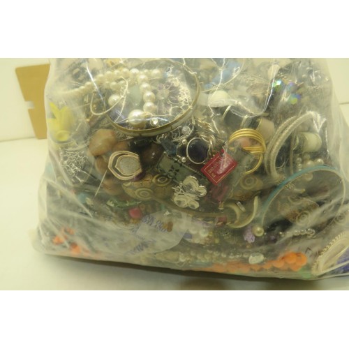 255 - 10kg bag of costume jewellery.