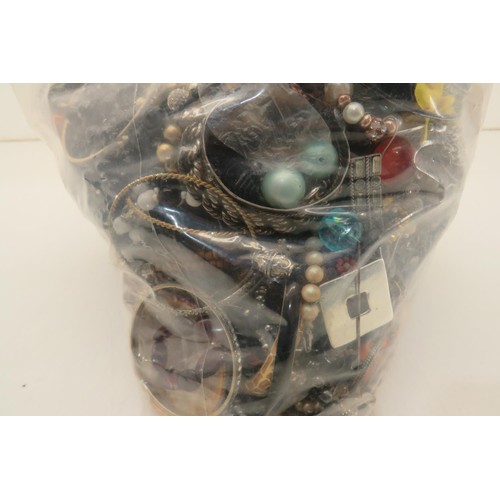 255 - 10kg bag of costume jewellery.