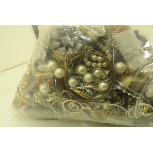 255 - 10kg bag of costume jewellery.