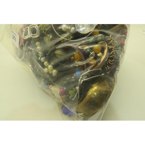 255 - 10kg bag of costume jewellery.