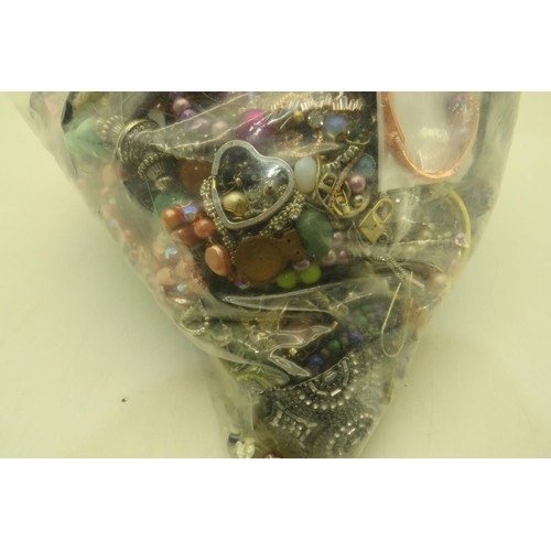 256 - 10kg bag of costume jewellery.