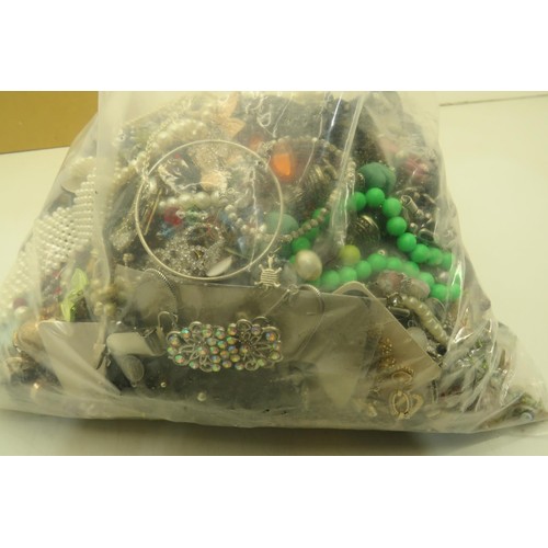 256 - 10kg bag of costume jewellery.