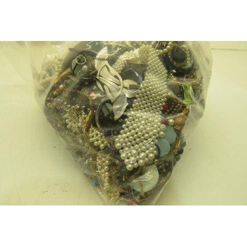 256 - 10kg bag of costume jewellery.