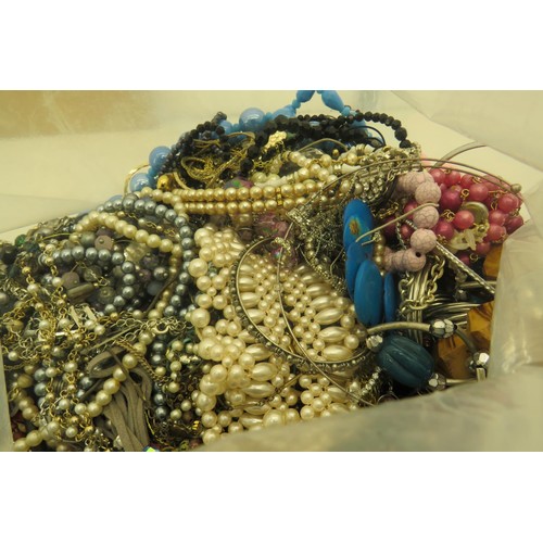 257 - 10kg bag of costume jewellery.