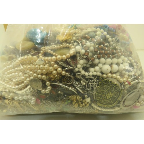 257 - 10kg bag of costume jewellery.