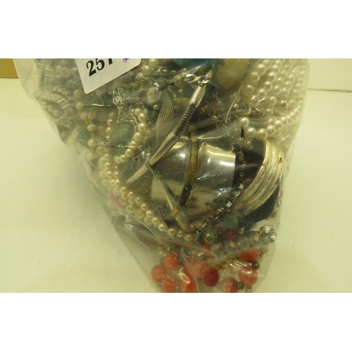 257 - 10kg bag of costume jewellery.