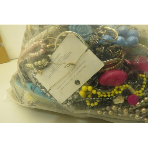 257 - 10kg bag of costume jewellery.