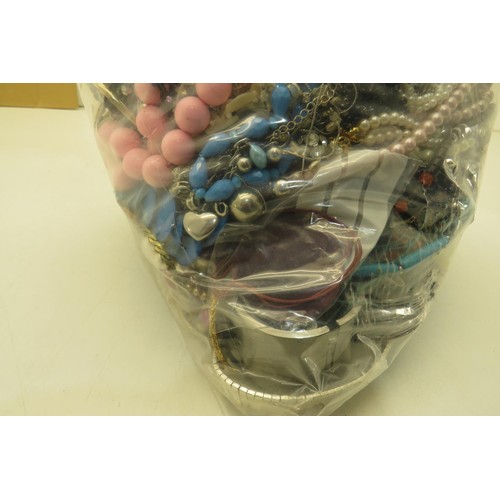 257 - 10kg bag of costume jewellery.