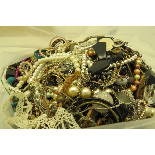 258 - 10kg bag of costume jewellery.