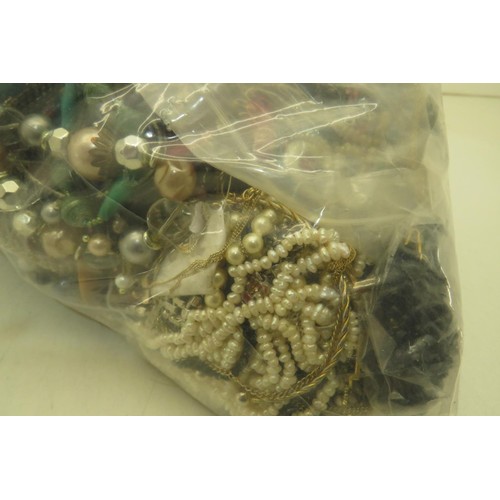 258 - 10kg bag of costume jewellery.