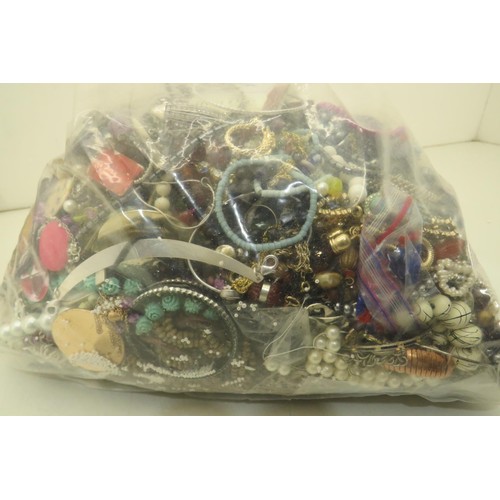 258 - 10kg bag of costume jewellery.