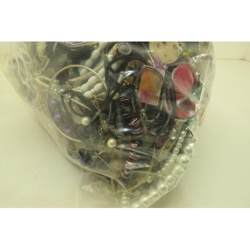 258 - 10kg bag of costume jewellery.