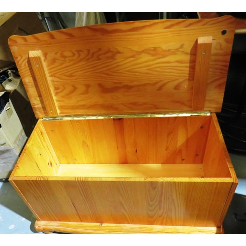 355 - pine blanket box