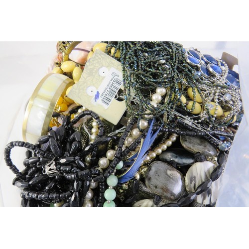 348 - 10kg bag of costume jewellery.