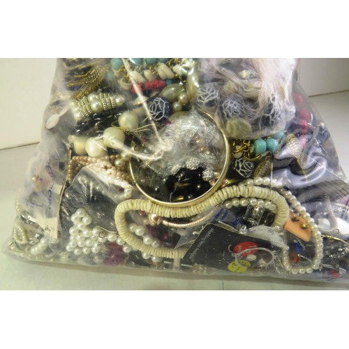 348 - 10kg bag of costume jewellery.