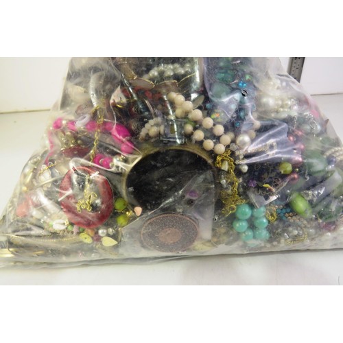 350 - 10kg bag of costume jewellery.