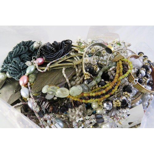 352 - 10kg bag of costume jewellery.