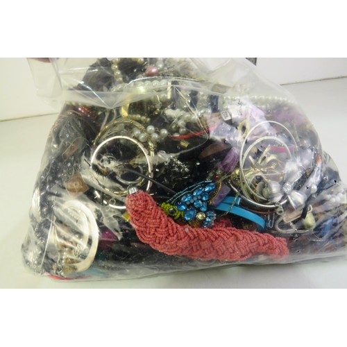 352 - 10kg bag of costume jewellery.