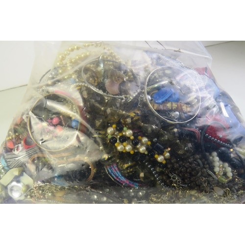 352 - 10kg bag of costume jewellery.