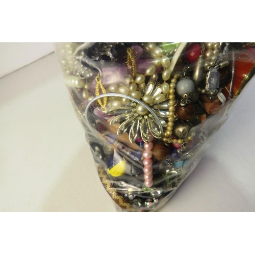 352 - 10kg bag of costume jewellery.