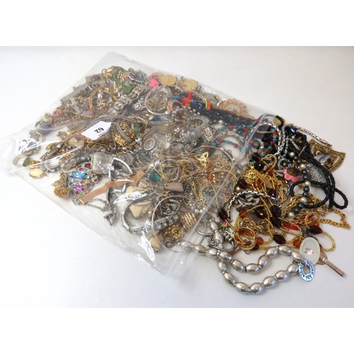 62 - Over 2kg of assorted Jewellery to include Vintage rings, brooches, necklace and bracelets.