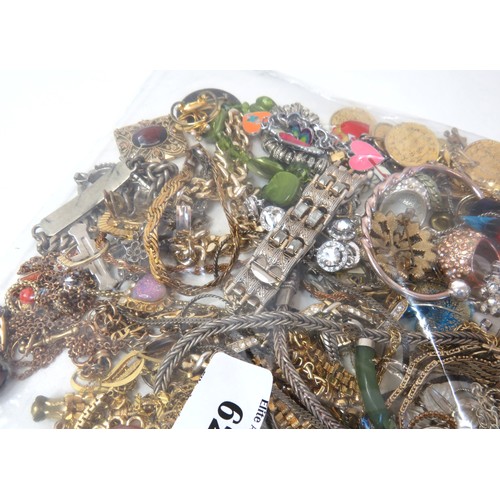 62 - Over 2kg of assorted Jewellery to include Vintage rings, brooches, necklace and bracelets.