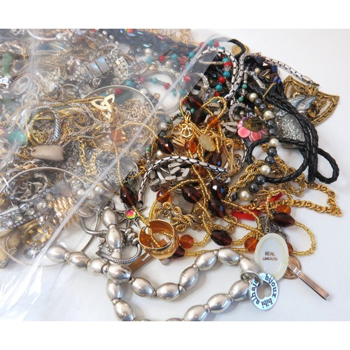 62 - Over 2kg of assorted Jewellery to include Vintage rings, brooches, necklace and bracelets.