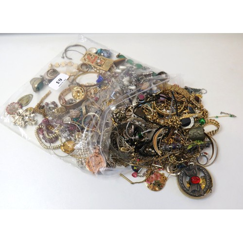 63 - Over 2kg of assorted Jewellery to include Vintage rings, brooches, necklace and bracelets.