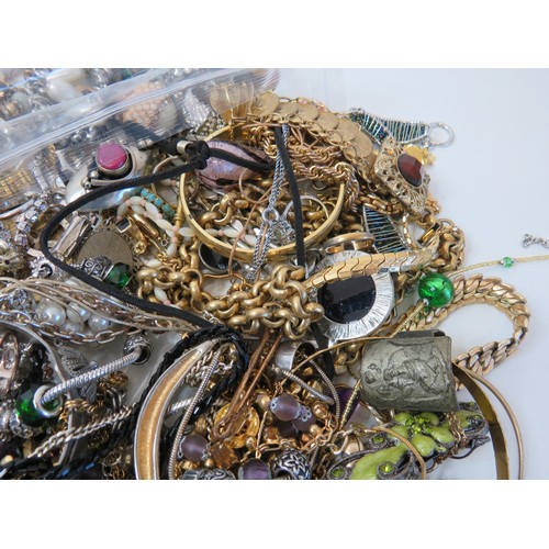 63 - Over 2kg of assorted Jewellery to include Vintage rings, brooches, necklace and bracelets.