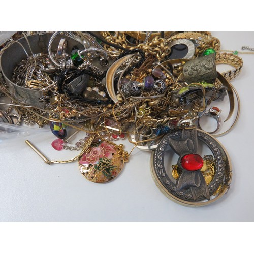 63 - Over 2kg of assorted Jewellery to include Vintage rings, brooches, necklace and bracelets.