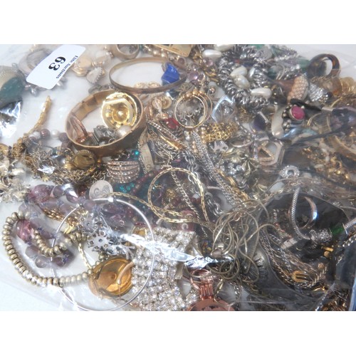 63 - Over 2kg of assorted Jewellery to include Vintage rings, brooches, necklace and bracelets.