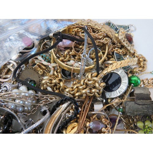 63 - Over 2kg of assorted Jewellery to include Vintage rings, brooches, necklace and bracelets.