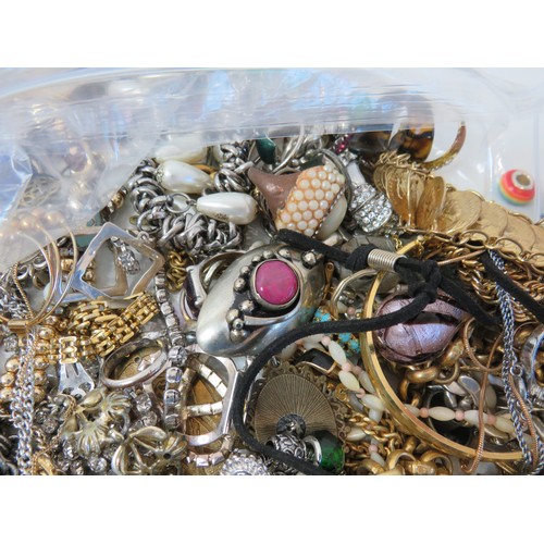 63 - Over 2kg of assorted Jewellery to include Vintage rings, brooches, necklace and bracelets.