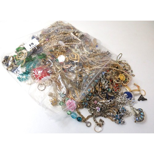 64 - Over 2kg of assorted Jewellery to include Vintage rings, brooches, necklace and bracelets.